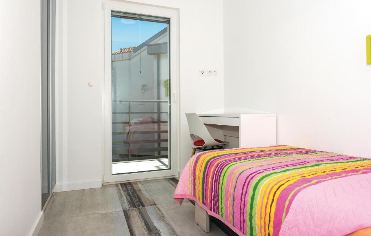Cozy Apartment In Brodarica With Wifi Exterior photo