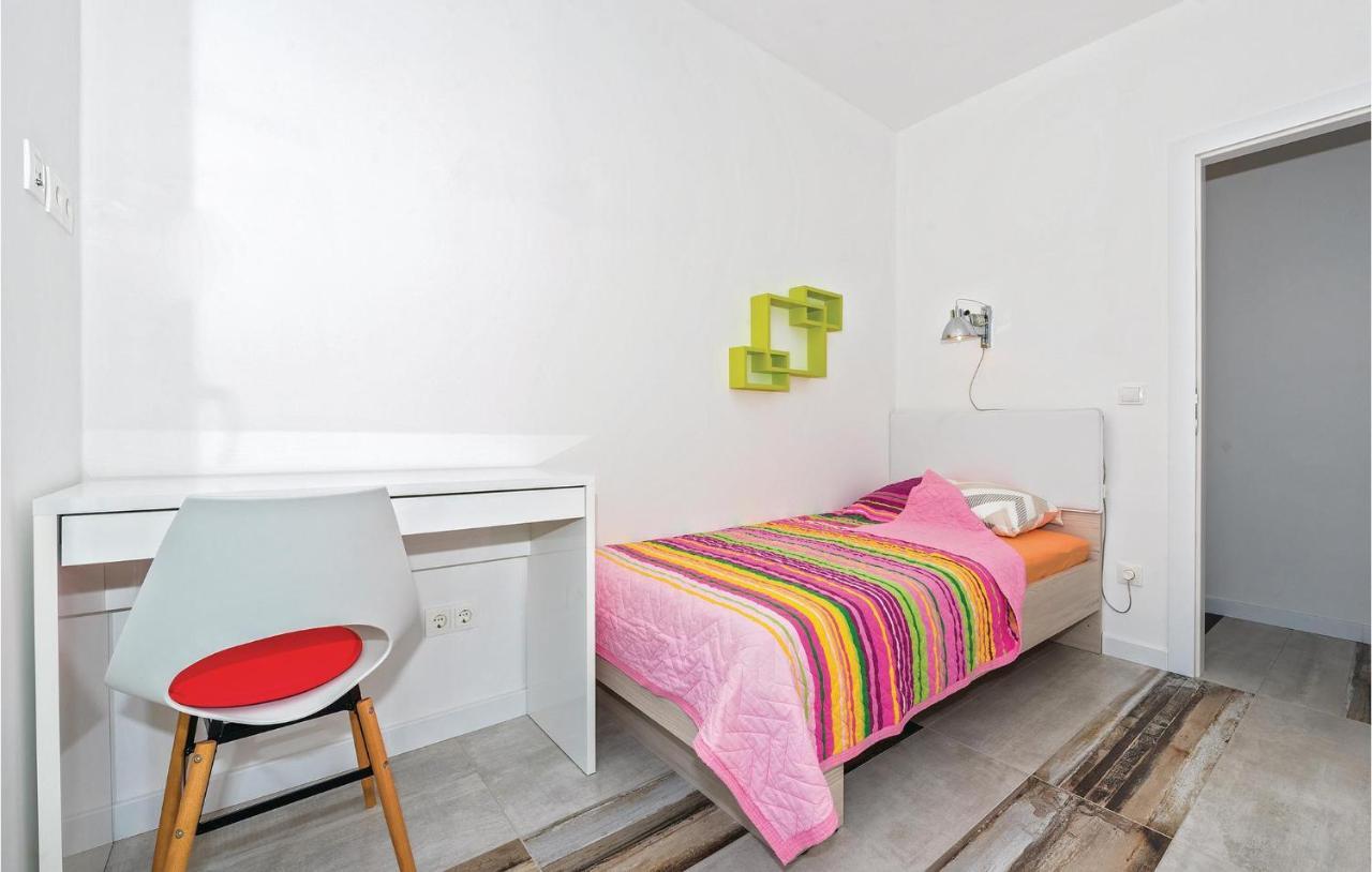 Cozy Apartment In Brodarica With Wifi Exterior photo